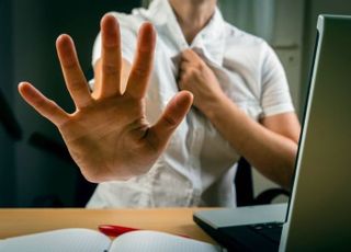 "남친 없네…방 잡고 놀자" 20대 女교사에 50대 교장 성추행, 그 후