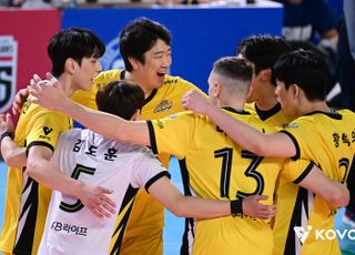 ‘비예나·나경복 42점’ 합작 KB, 삼성화재 꺾고 선두 탈환…도로공사는 7연승
