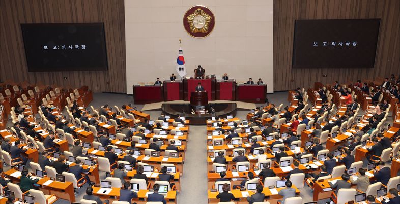 "한주먹거리" "히틀러"…여야 '짐승 국회' 촌극