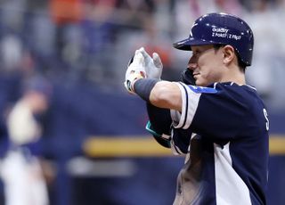 3안타 신민재-백투백 안현민·송성문, 패배 속 빛난 상위타선