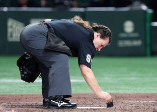 ‘오심에 로컬룰 숙지 미숙’ 젠 파월 주심 누구? [야구 한일전]