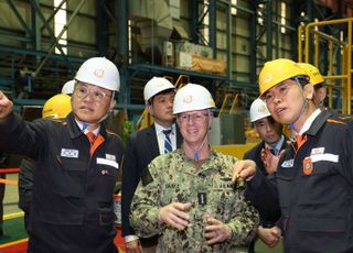 美 해군참모총장, 한화오션 거제사업장 방문…'마스가 협력' 속도