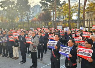 주말 국회 앞 모인 의사들…"성분명 처방 등 의료악법 중단하라"