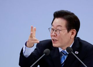 정권은 한 사건으로, 한순간에 무너진다