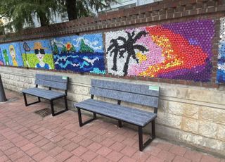 신세계백화점, 폐 유니폼 활용 '리뉴 벤치' 기증