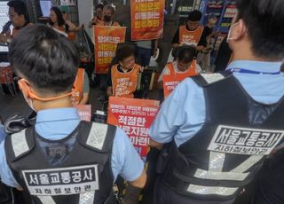 전장연 출근길 탑승 시위에 지하철 4호선 혜화역 하행선 무정차 통과