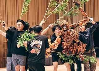 9명의 퍼펫티어, 살아 움직이는 퍼펫의 마법…‘라이프 오브 파이’