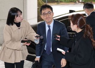 구자현 검찰총장 대행 첫 출근…대장동 관련 질문엔 답아껴