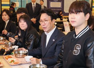 성대 찾은 김민석, 학생들과 '천원의 아침밥'…"내년엔 지원 확대"