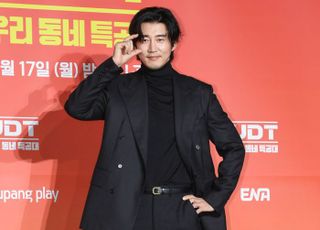 포즈 취하는 윤계상