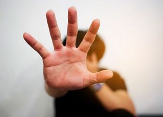 '말다툼 하다가' 술 취해 아들에 흉기 던진 50대女 입건