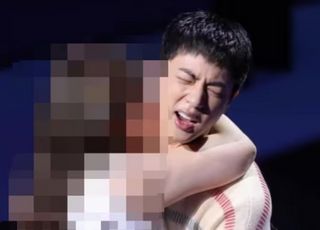 BTS 진에 '강제 뽀뽀'한 50대 일본인 여성, 결국...