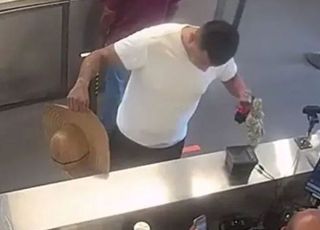 "돌출된 건 내 중요 부위" 우기던 남자, 그 안에 살아있는 것 나왔다