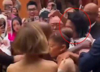 [영상] 아리아나 그란데 껴안은 관종男, 결국 벌 받았다