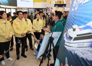 ‘타이타닉 침몰한 줄’…민방위 복장으로 한강 간 김민석 총리