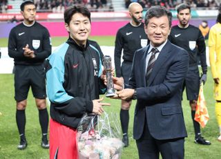 이강인 '정몽규 회장과 기념촬영'