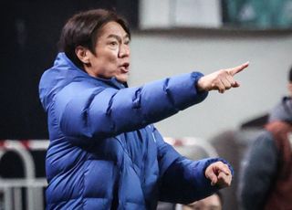 홍명보 감독 “답답한 경기력 원인은 중원, 개선해야”