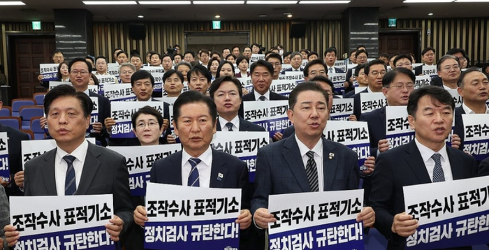 [정권과 사법] ② 李 외교 묻힐라…대장동 사건 여론악화에 與, '검찰 때리기' 일단 자제