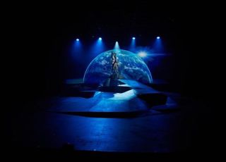 오롯이 마주하는 고독의 기록…‘비하인드 더 문’이 1인극이 된 이유 [D:현장]