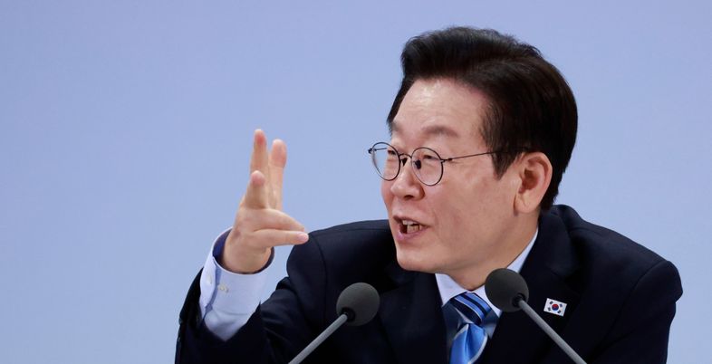 李대통령, 공무원들에게도 휴대폰 뺏기지 말라 조언해야