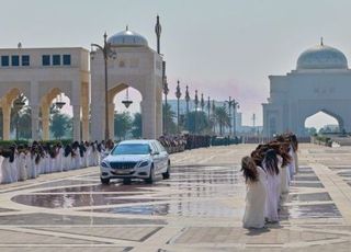 [영상] 李대통령 도착하자 긴머리 '휙휙'...기이한 행동, 왜?