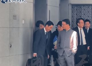 "中선생이 日학생 훈계하듯"…주머니에 손넣어도 '굽신굽신'