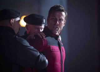 글렌 파월의 추격 액션 '더 러닝 맨', 보도스틸 10종 공개