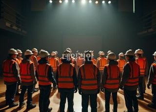 ‘선택’ 아닌 ‘의무’로…공연법 개정, 무대 위 노동자 살린다 [위험에 노출된 예술인들③]