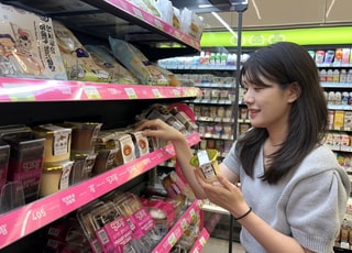 SNS 따라 사는 ‘디토 소비’ 확산…편의점, ‘직소싱’ 판 키운다