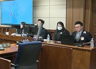 피고인석 앉은 김건희 여사, 2개월여 만에 공개…재판 중간 '휠체어' 실리기도