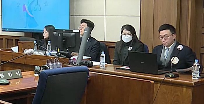 피고인석 앉은 김건희 여사, 2개월여 만에 공개…재판 중간 '휠체어' 실리기도