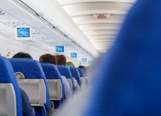 비행기 날고 있는데…"승무원 피 나도록 때렸다"