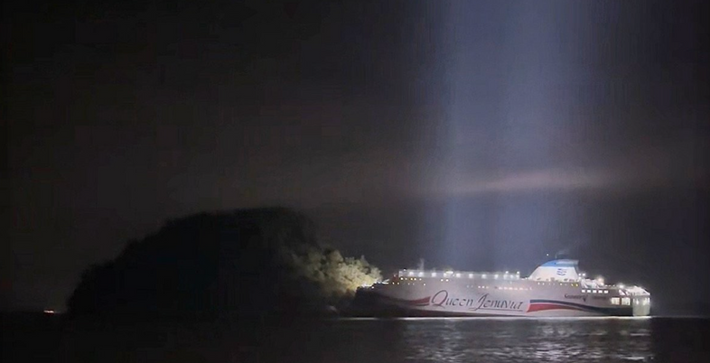 신안 해상서 267명 탄 여객선 좌초…승객들 목포로 이송