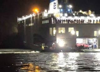 "휴대전화 보다가"…여객선 좌초 일등항해사·조타수 긴급체포