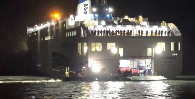 "휴대전화 보다가"…여객선 좌초 일등항해사·조타수 긴급체포