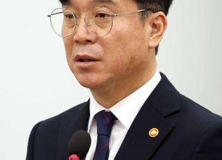 김영훈 “정년연장 연내 입법 필요…세대 간 타협점 찾아야”