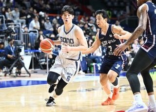 ‘3점슛 13개 폭발’ 고양 소노, KCC 꺾고 공동 7위 도약