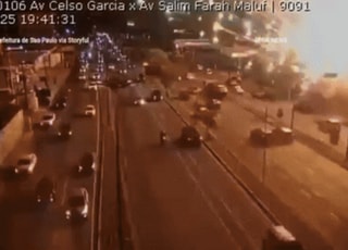 [영상] 도로까지 날아간 불꽃...CCTV에 담긴 '폭죽 폭발 사고'