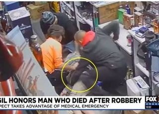 심장마비로 쓰러진 직원 주머니 털어간 男손님 '헉'