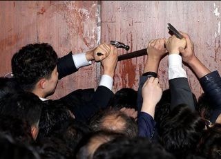 조국, 의원이 국회서 빠루 들었다며 "의원직 유지…말이 되나"