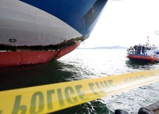 해경, '휴대전화 보다가 여객선 좌초' 항해사·조타수 구속영장