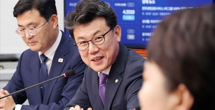 다주택자 보유세 때려야 한단 진성준…“그런다고 집값 안 잡혀”