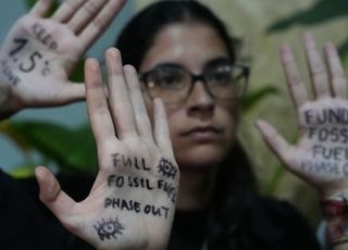 유엔 기후총회 '화석연료 퇴출' 협상 난항…폐막 일정 늦춰