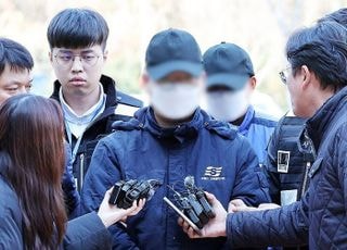 ‘휴대전화 딴짓’ 여객선 좌초 항해사 “승객에 죄송, 혐의 인정”