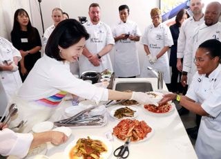 김혜경 여사 "김치는 찢어먹으면 맛있다"…남아공서 K푸드 홍보 '열일'