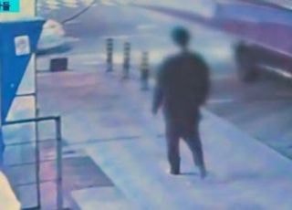 흉기 들고 맨발로 거리 배회...母살해 아들, 범행 동기는?