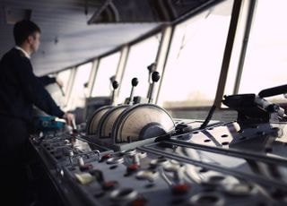 거친 노동, 차별 대우…위기로 향하는 ‘연안 해운’ [소외된 선원들①]