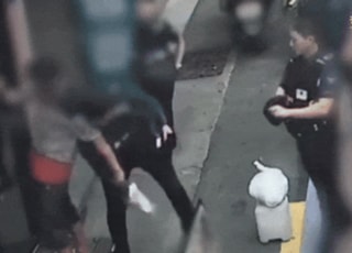 [영상] "흉기 든 손님이..." 24cm 식칼 든 남성 체포