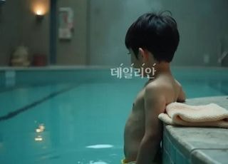 아빠 때밀이 받는 사이 '혼자 놀던' 9살子 물 빠져 사망