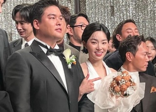 호두부케 든 조혜원 ♥이장우…답례품도 눈길